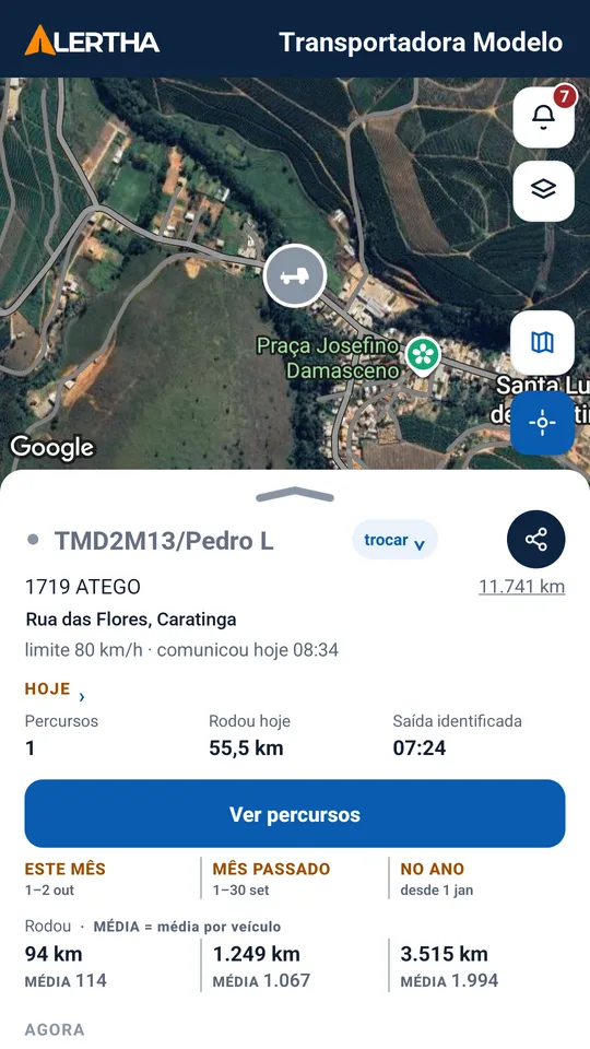 Tela do app Alertha com o mapa e o resumo do dia de um veículo: percursos, quilômetros rodados e horário de saída